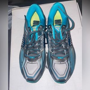 Brooks women’s running shoes